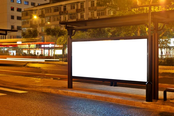 Gece istasyonda billboard — Stok fotoğraf