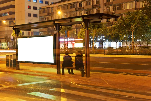 Πίνακας διαφημίσεων στο σταθμό το βράδυ — Φωτογραφία Αρχείου