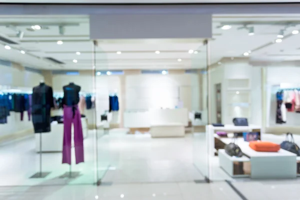 Butiksskyltfönster med skyltdockor i fashionabla klänningar — Stockfoto
