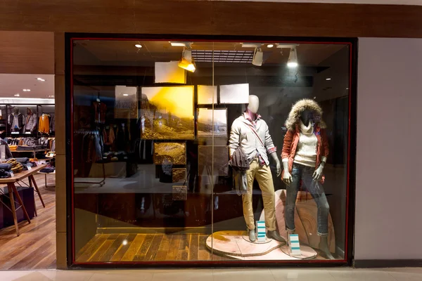 Boutique displej okno s figuríny v módních šatech — Stock fotografie
