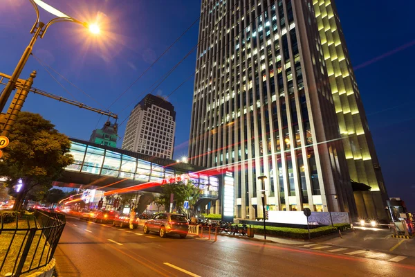 Moderne Gebäude bei Nacht — Stockfoto