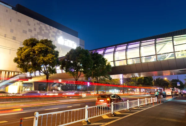 The light trails on the modern building background — Stock Photo, Image