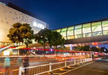 Modern binanın arka planındaki ışık yolları