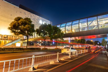 Modern binanın arka planındaki ışık yolları