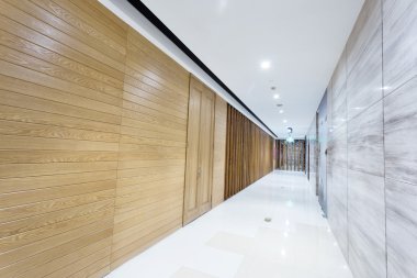 Lambalarla dolu uzun koridor.