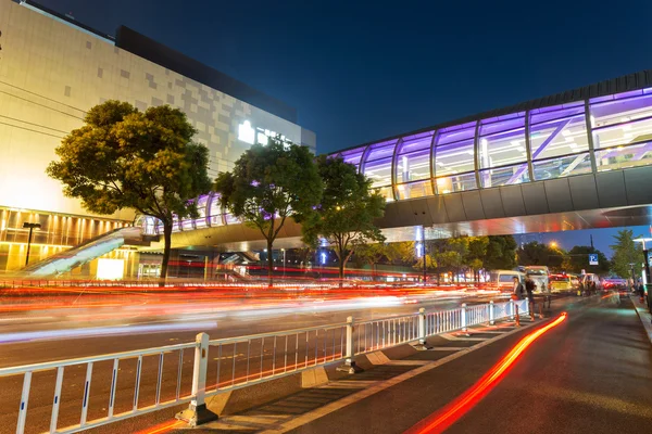 The light trails on the modern building background — Stock Photo, Image