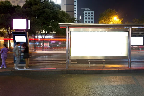 Autobusová zastávka v noci — Stock fotografie