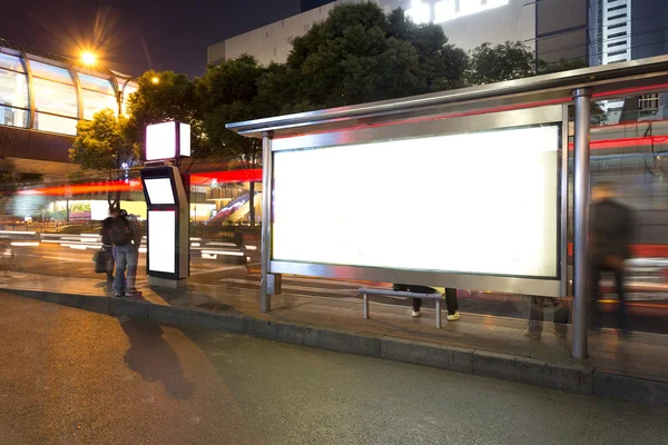 Busshållplats på natten — Stockfoto