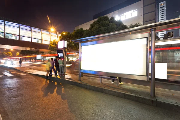 Κενή πινακίδα στη στάση του λεωφορείου τη νύχτα — Φωτογραφία Αρχείου