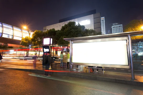 夜のバス停の上の空白の看板 — ストック写真