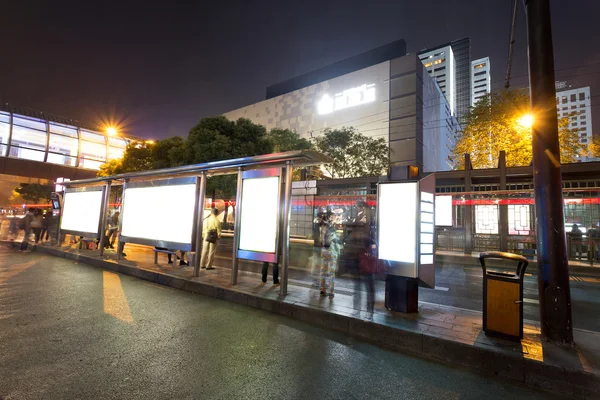 Geceleri otobüs durağındaki boş reklam panosu — Stok fotoğraf