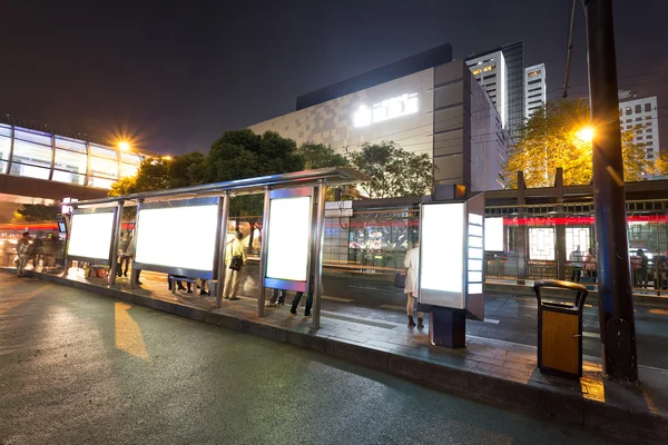 Prázdný billboard na autobusové zastávce v noci — Stock fotografie