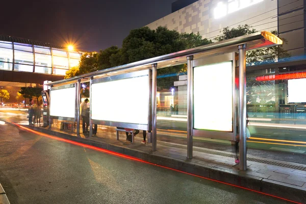 Estación de autobuses nocturnos con cartelera en blanco — Foto de Stock