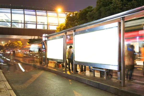 Állomásnál az éjszakai busz üres billboard — Stock Fotó