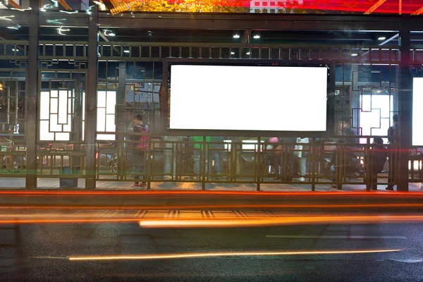 Station de bus de nuit avec panneau d'affichage vierge — Photo