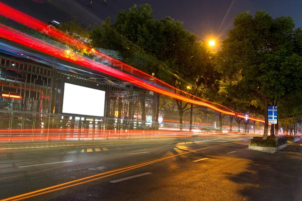 夜巴士站与空白广告牌 — 图库照片