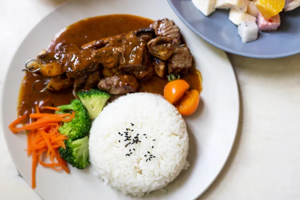 Fleisch mit Reis und Gemüse im Hintergrund — Stockfoto