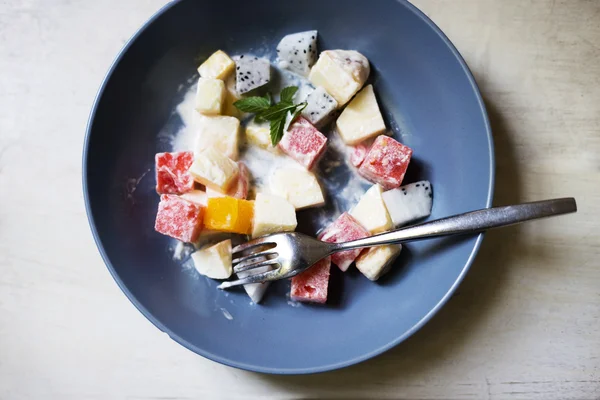 Çeşitli meyve lezzetli düşük yağlı salata — Stok fotoğraf