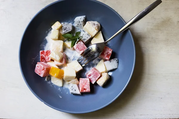 Köstlicher fettarmer Salat mit verschiedenen Früchten — Stockfoto