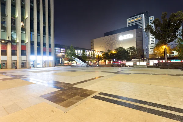 Noční scéna moderního náměstí — Stock fotografie