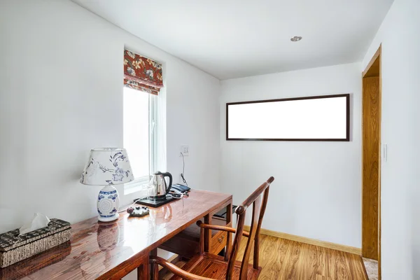 Salle d'étude avec chaise et bureau — Photo