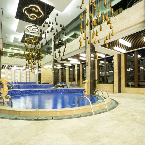 Luxus-Schwimmbäder in einem modernen Hotel — Stockfoto