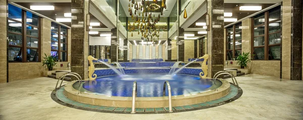 Luxus-Schwimmbäder in einem modernen Hotel — Stockfoto