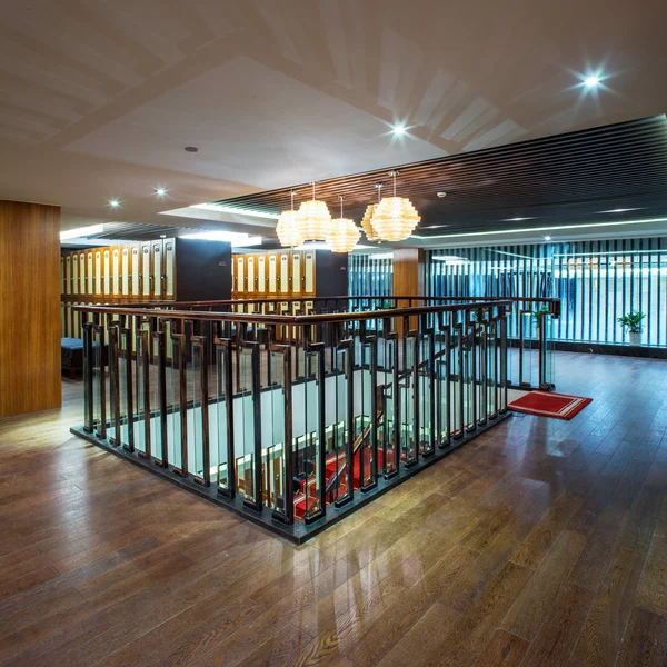 Лестница в современном отеле — стоковое фото