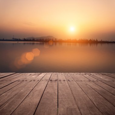 göl günbatımı ile