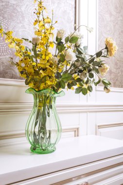 oturma odasında çiçek