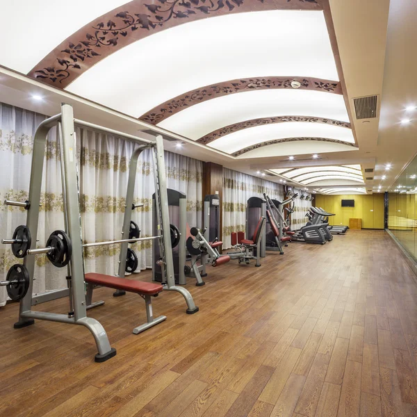 Salle de gym dans l'hôtel — Photo