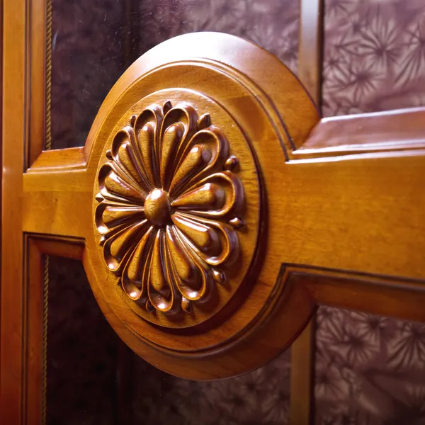 La antigua escultura de flores hermosa por la madera dura — Foto de Stock