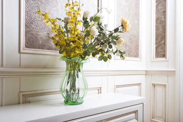 Bloemen in een huiskamer — Stockfoto