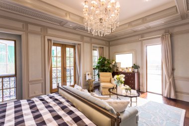 ahşap zemin ve büyük pencere modern yatak odası