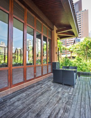 Bir kafede masa ve sandalyeler.