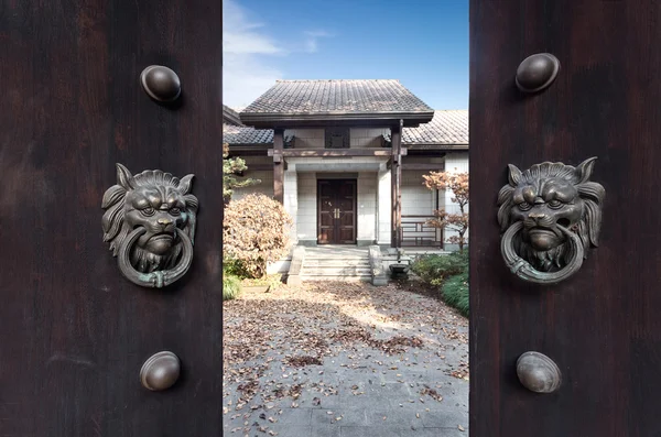 Außenseite der Villa durch alte chinesische Tür — Stockfoto