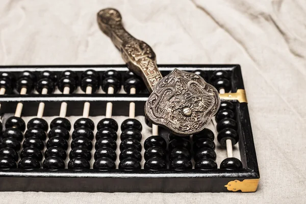 Abacus och ruyi — Stockfoto
