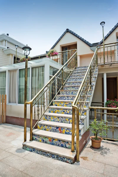 Achtertuin huis ingang, trap met keramische tegels — Stockfoto