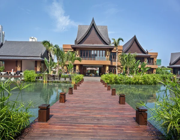 Pathway to resort building — Stock Photo, Image