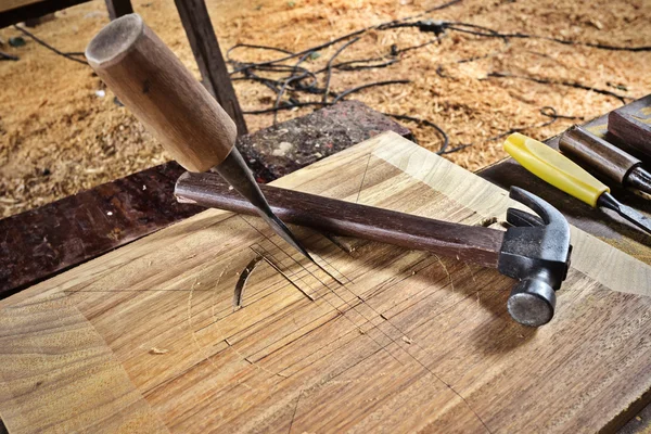 Carpinteiro com cinzel e martelo — Fotografia de Stock