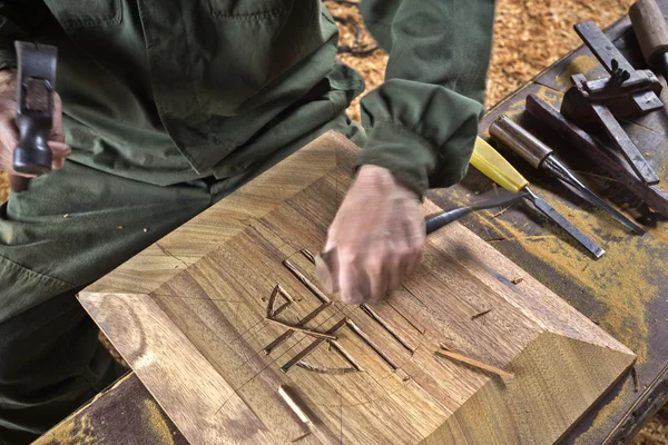 木匠用凿子和锤子 — 图库照片