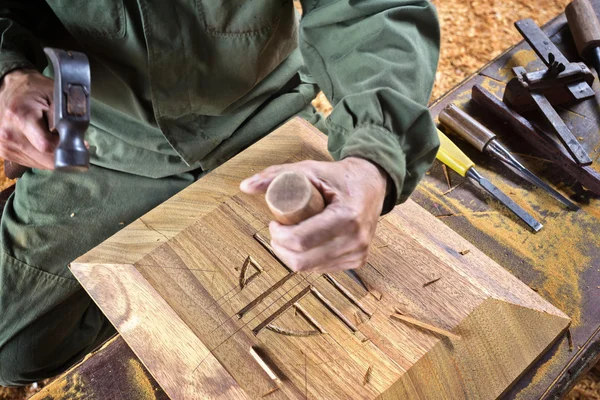 Carpenter working with chisel — Stock Photo, Image