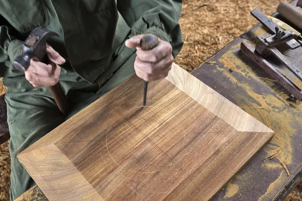 Carpinteiro trabalhando com cinzel — Fotografia de Stock