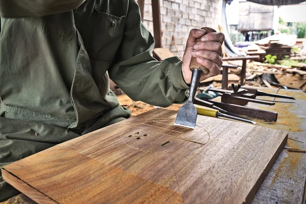 Arbetstagaren carving trä — Stockfoto