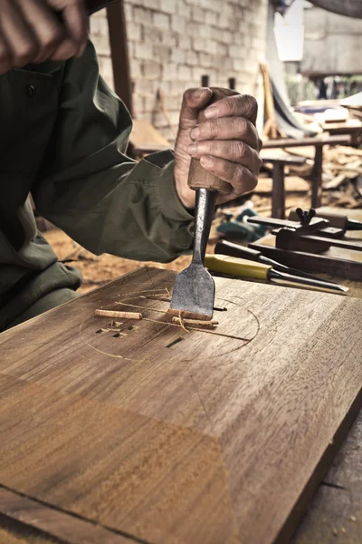Arbetstagaren carving trä — Stockfoto
