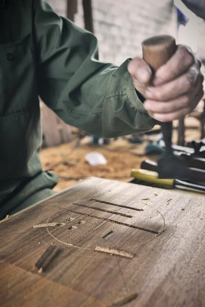 Arbeiter schnitzen Holz — Stockfoto