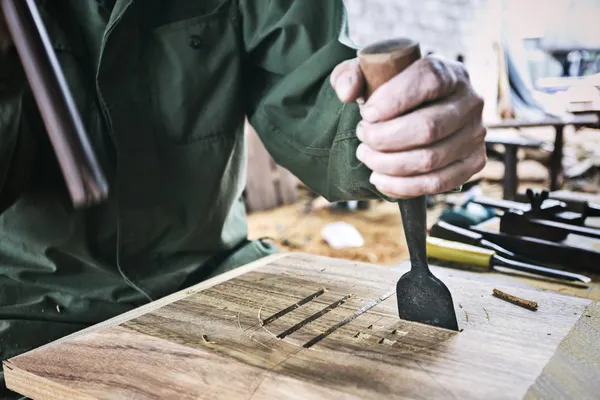 Arbetstagaren carving trä — Stockfoto