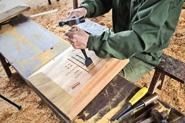 Worker carving wood — Stock Photo, Image