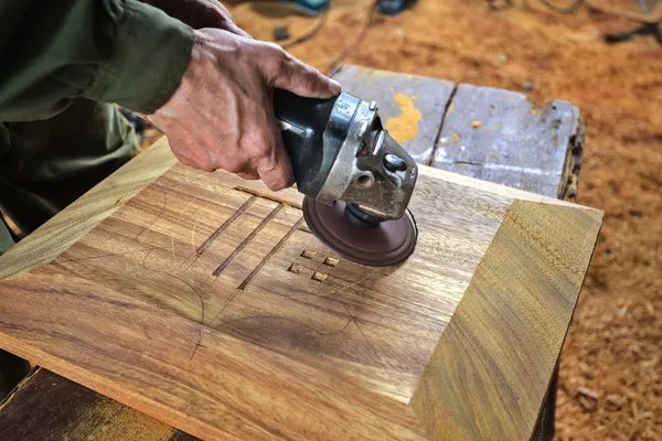 Lavoratore intaglio legno — Foto Stock