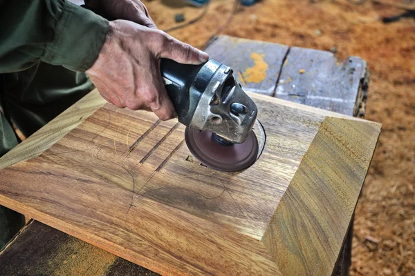 Werknemer carving hout — Stockfoto